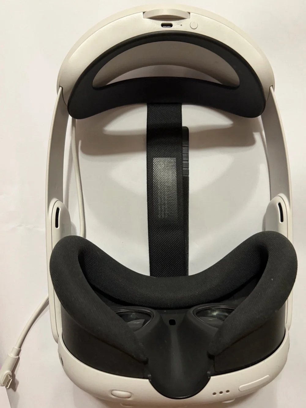 Standalone White VR Headset with Triple Front Sensors
